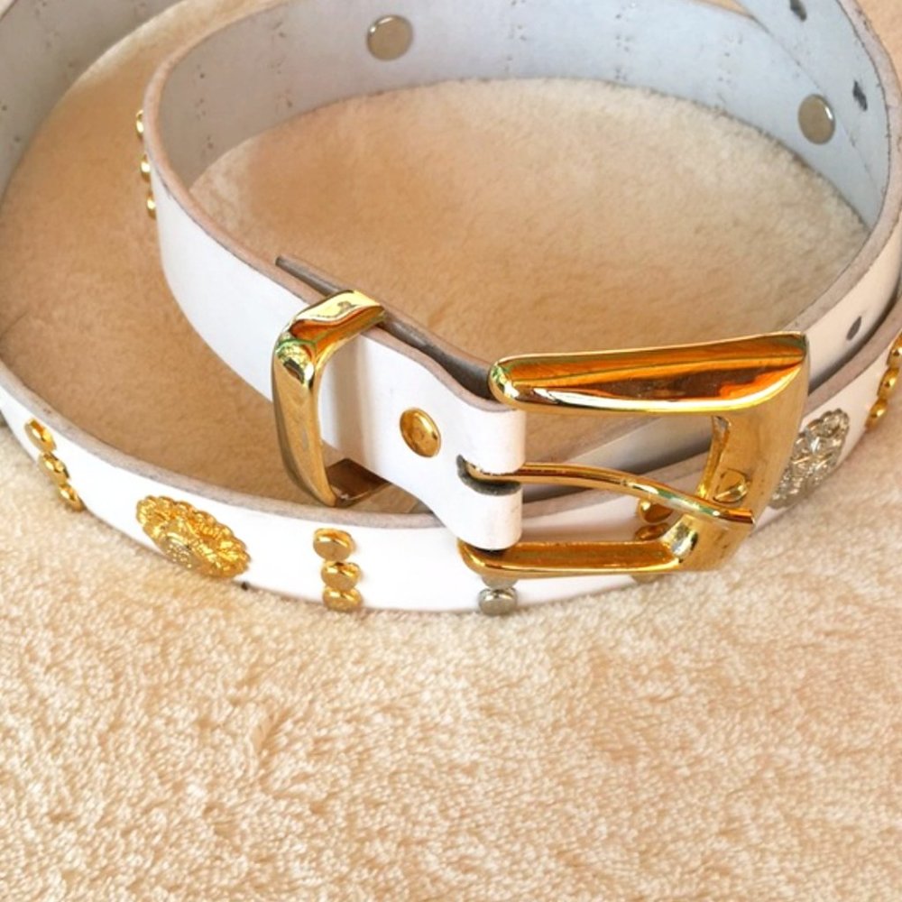 WHITE LEATHER BELT GOLD SILVER STUDS MEDALLIONS